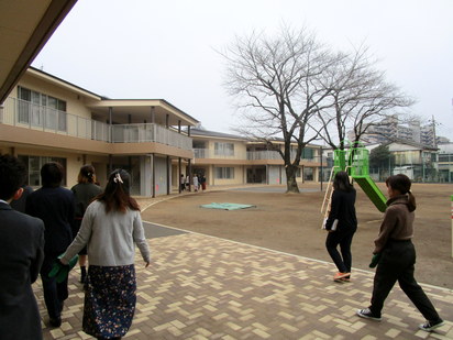 施設内を回って見学する参加者の様子