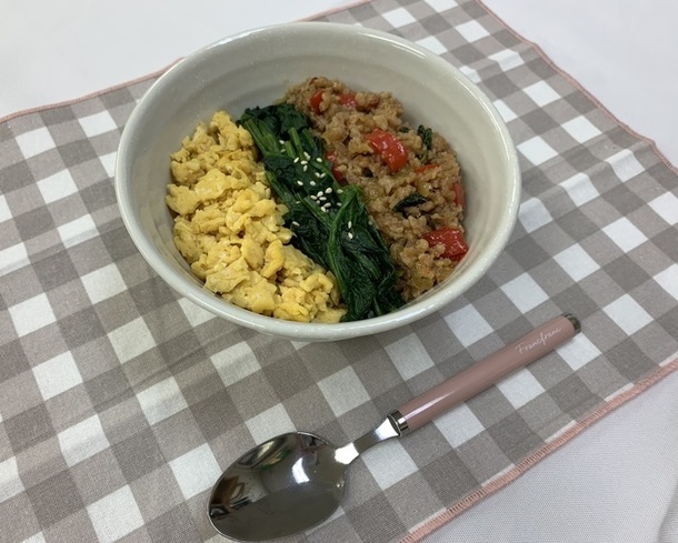 〈受賞作品〉和風ガパオの三色丼