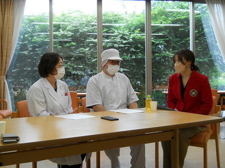＜取材の様子＞左から　東京弘済園　栄養士　田中浩代さん、調理師　宇野剛さん、港区立高齢者在宅サービスセンターサン・サン赤坂   鈴木理恵さん（東京ケアリーダーズ）
