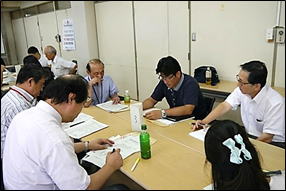 情報交換会。グループに分かれて討議している様子