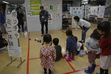 ロビーでのボッチャミニ体験コーナーの様子