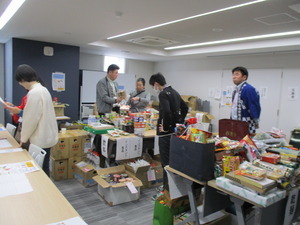 食品は、お正月の鏡餅やお歳暮の缶詰など様々